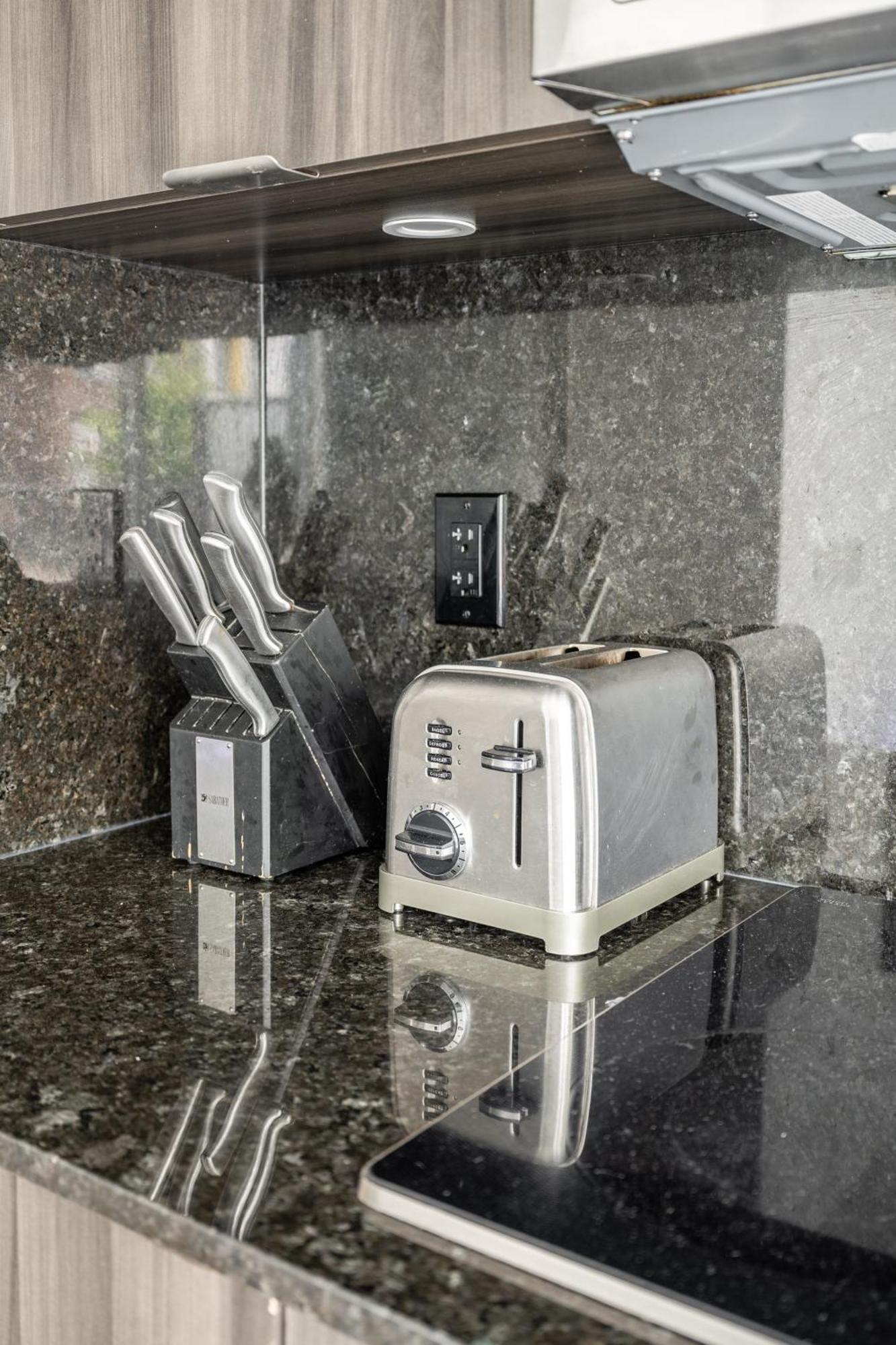 Spacious Corner Apartment Downtown טורונטו מראה חיצוני תמונה